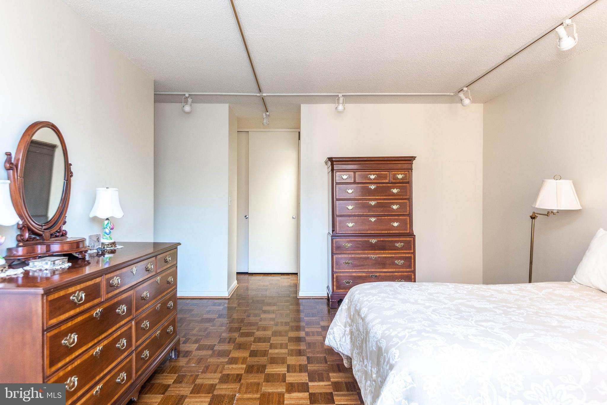 111 Hamlet Hill Road, Unit 906 Baltimore, MD 21210 - Photo 23 of 28 Ensuite primary closet and bath