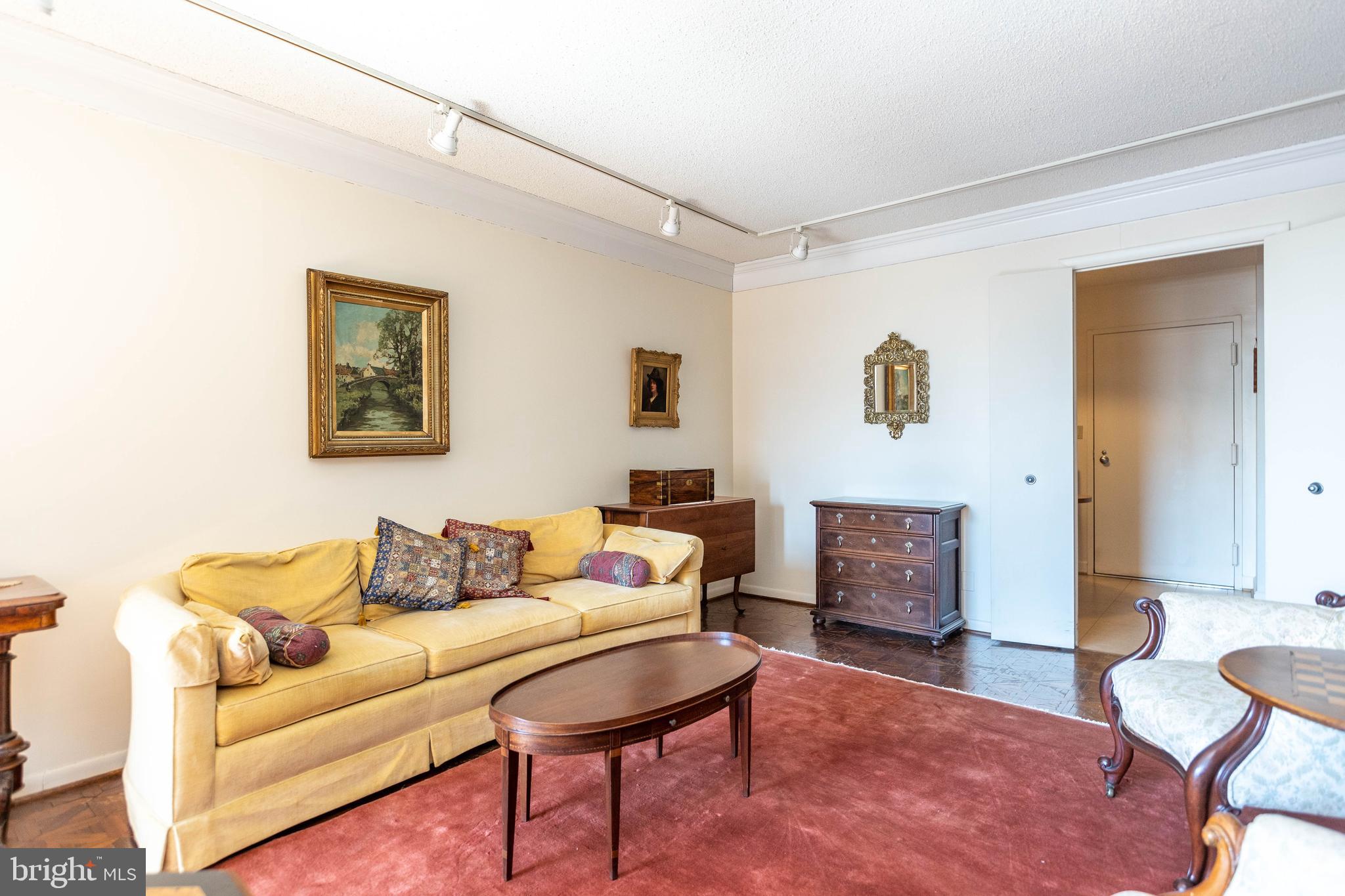 111 Hamlet Hill Road, Unit 906 Baltimore, MD 21210 - Photo 6 of 28 Living room with track lighting