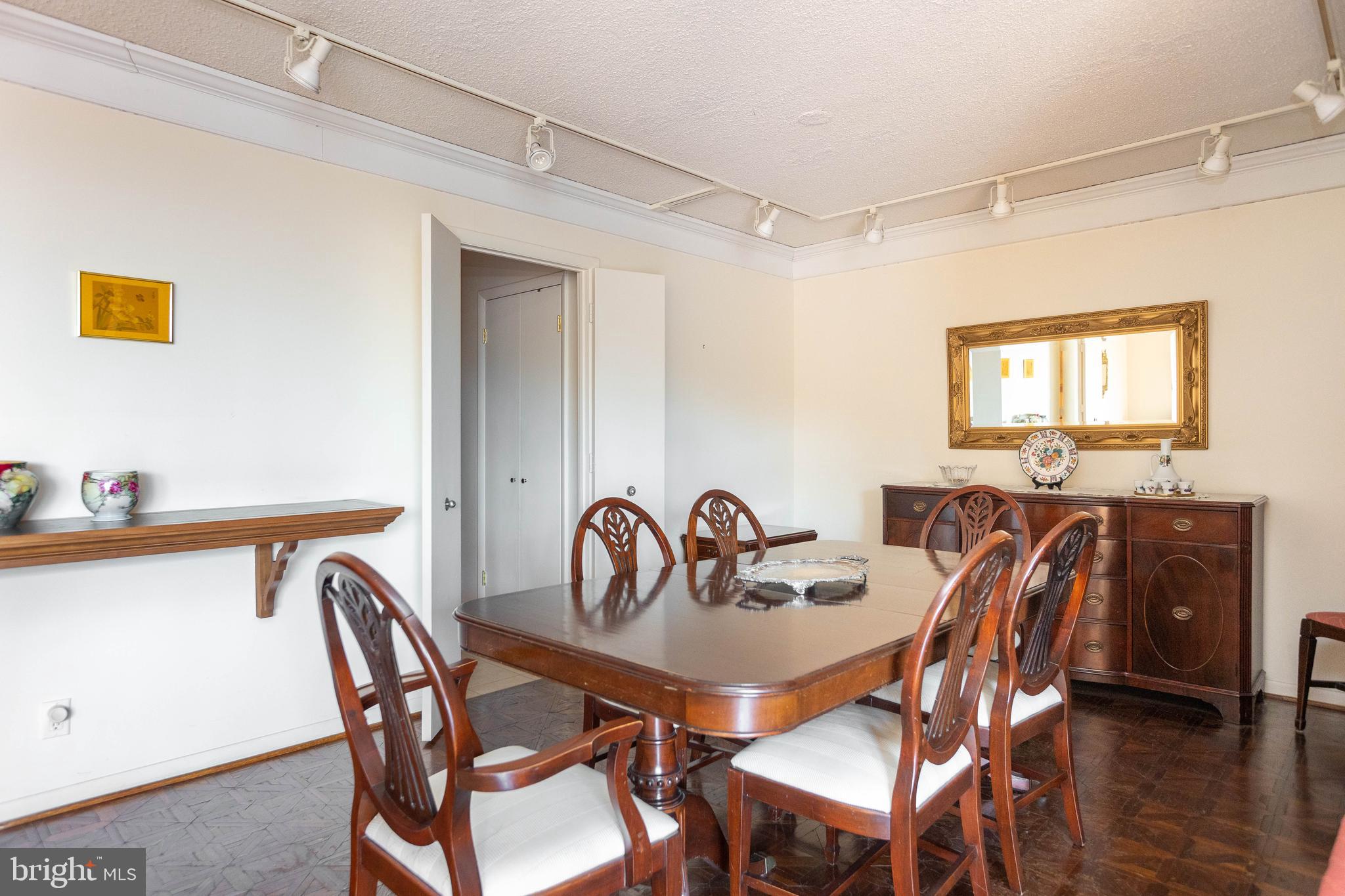 111 Hamlet Hill Road, Unit 906 Baltimore, MD 21210 - Photo 9 of 28 Dining area with ample table space