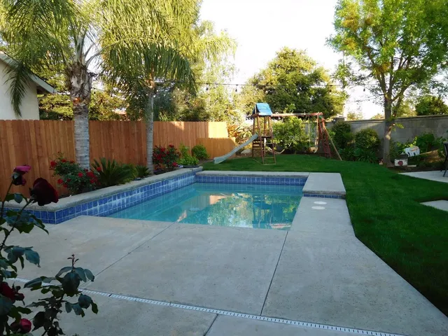 a view of a backyard