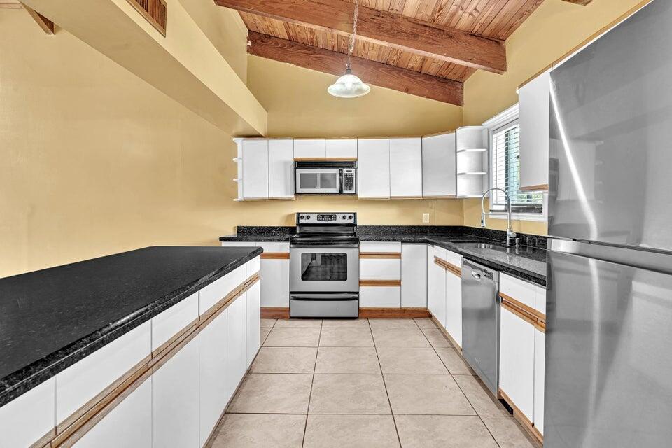 2438 Southridge Road Delray Beach, FL 33444 - Photo 4 of 52 20240716200824554619000000-o