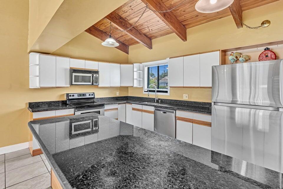 2438 Southridge Road Delray Beach, FL 33444 - Photo 7 of 52 20240716200837843937000000-o