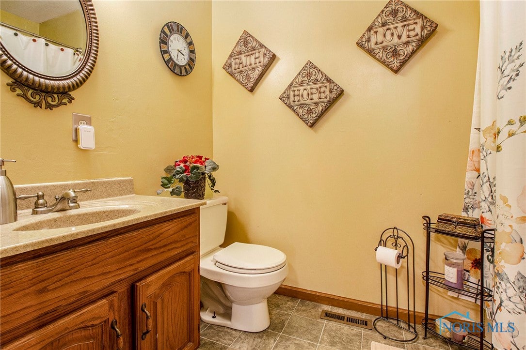 1221 West State Line Road Toledo, OH 43612 - Photo 16 of 30 2nd full bathroom