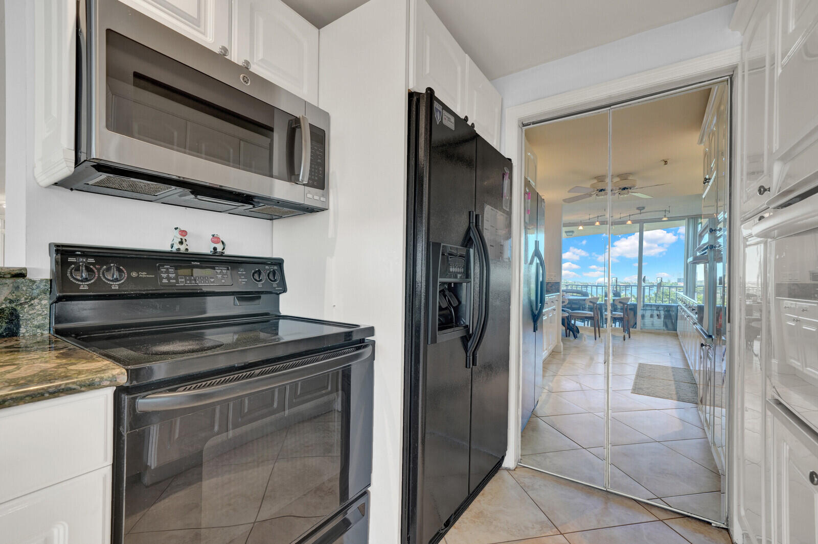 859 Jeffery Street, Unit 7050 Boca Raton, FL 33487 - Photo 14 of 37 Kitchen