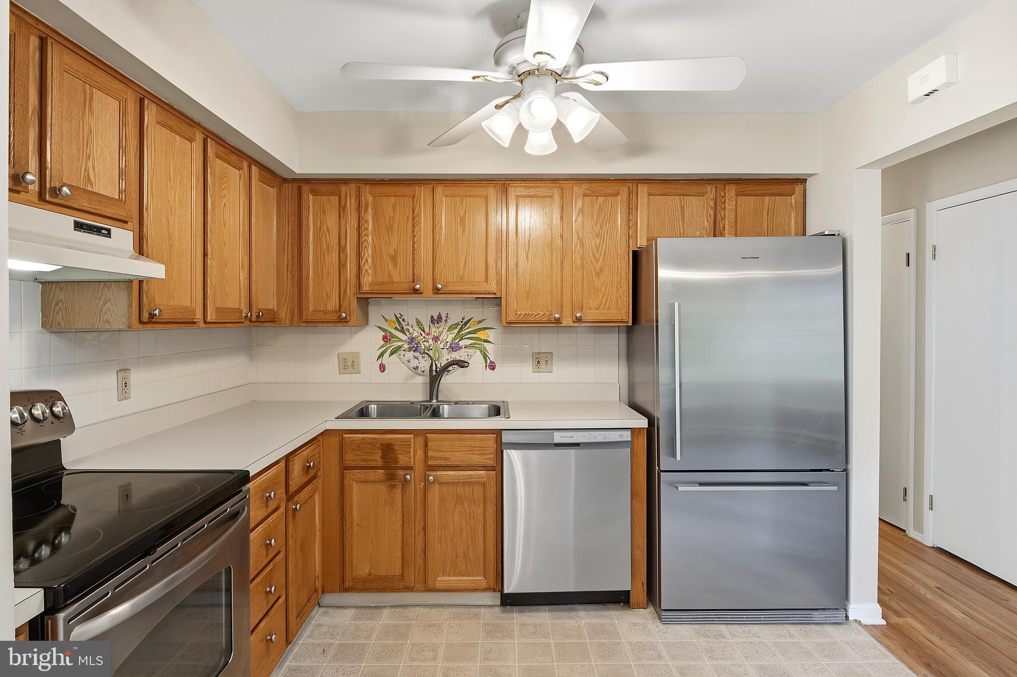 10705 Faulkner Ridge Circle Columbia, MD 21044 - Photo 11 of 34 Kitchen (alt view)