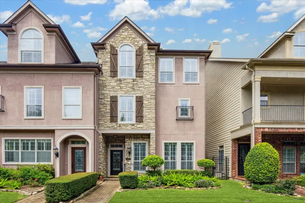 $3,995 | 427 North Gate Stone, Houston, TX 77007