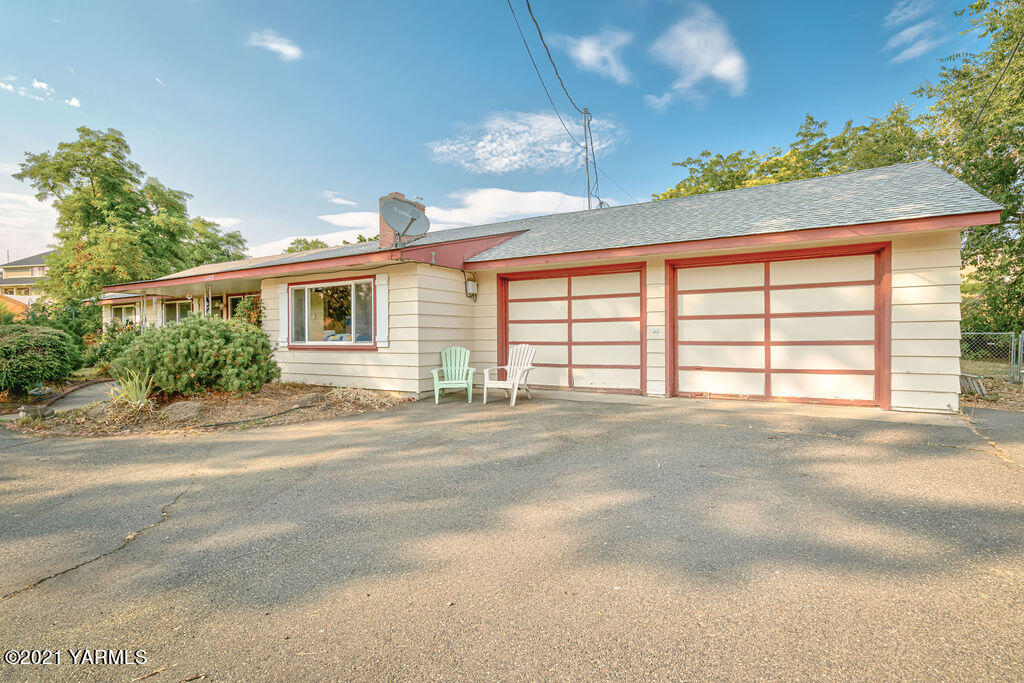 11417 Summitview Road Yakima, WA 98908 - Photo 2 of 26 front view of a house with a garage