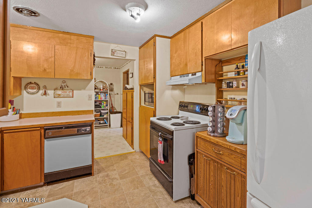 11417 Summitview Road Yakima, WA 98908 - Photo 14 of 26 a kitchen with stainless steel appliances granite countertop a stove and a refrigerator