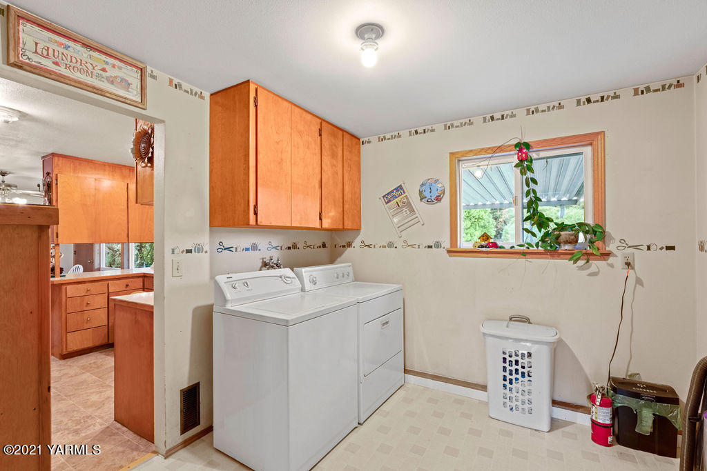 11417 Summitview Road Yakima, WA 98908 - Photo 15 of 26 a bathroom with a sink a vanity and a window