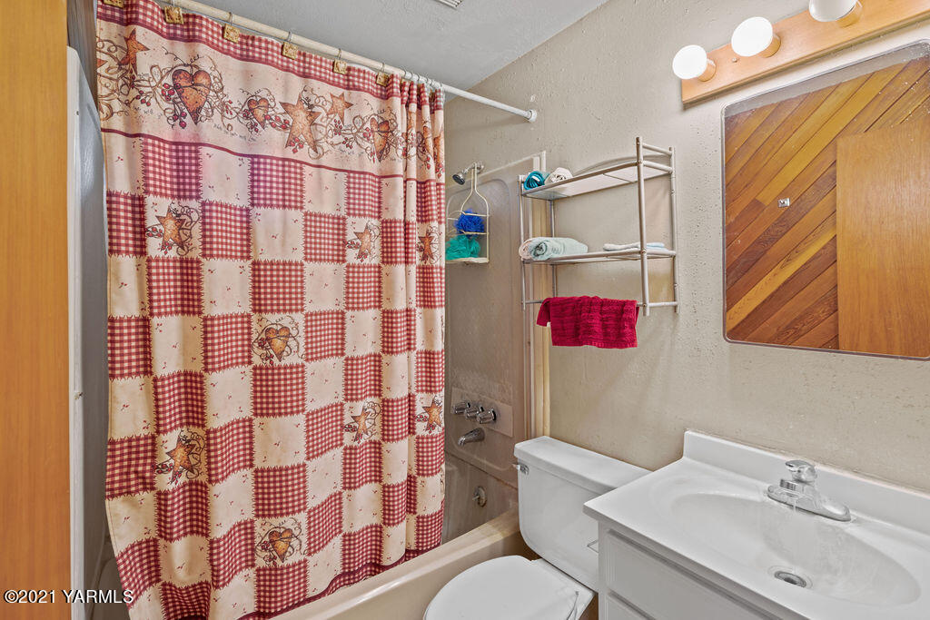 11417 Summitview Road Yakima, WA 98908 - Photo 18 of 26 a bathroom with a sink toilet and shower