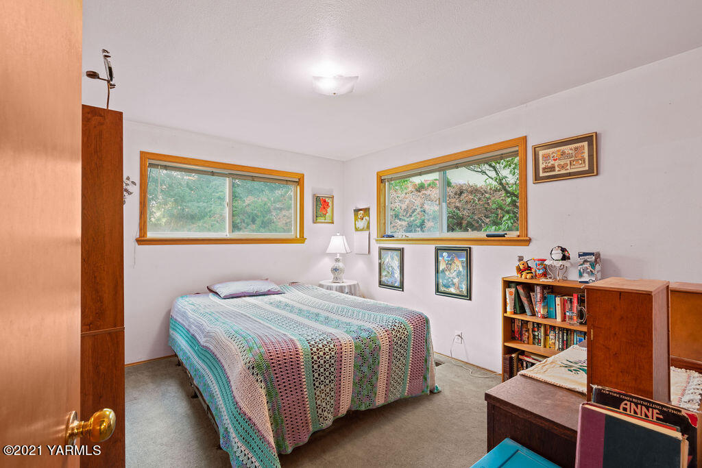 11417 Summitview Road Yakima, WA 98908 - Photo 19 of 26 a bedroom with a bed and a window