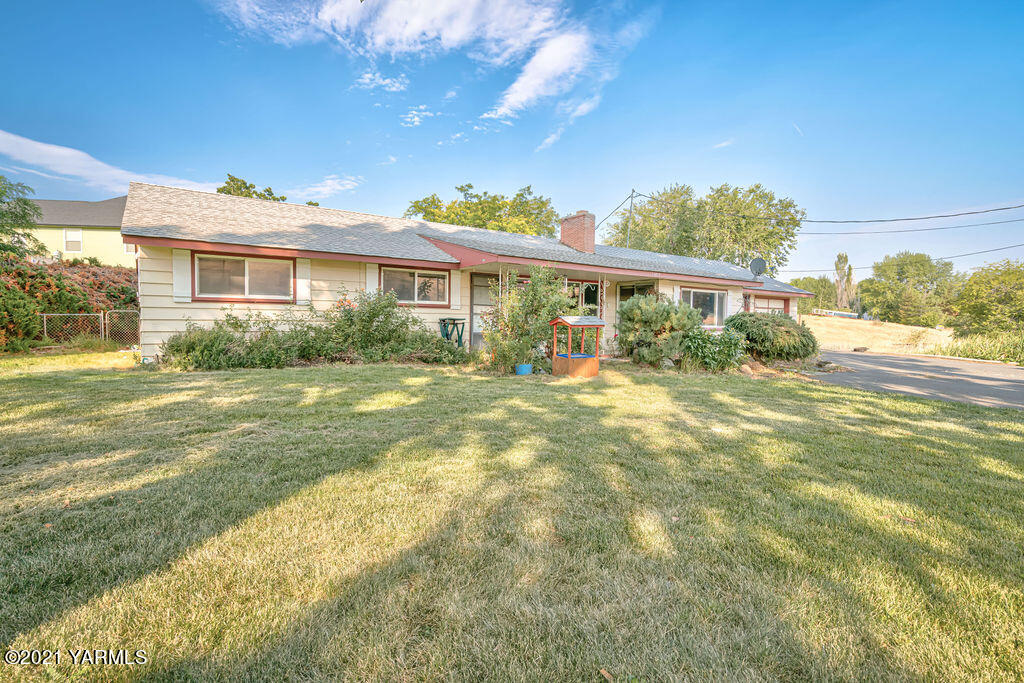 11417 Summitview Road Yakima, WA 98908 - Photo 3 of 26 a view of a house with a yard