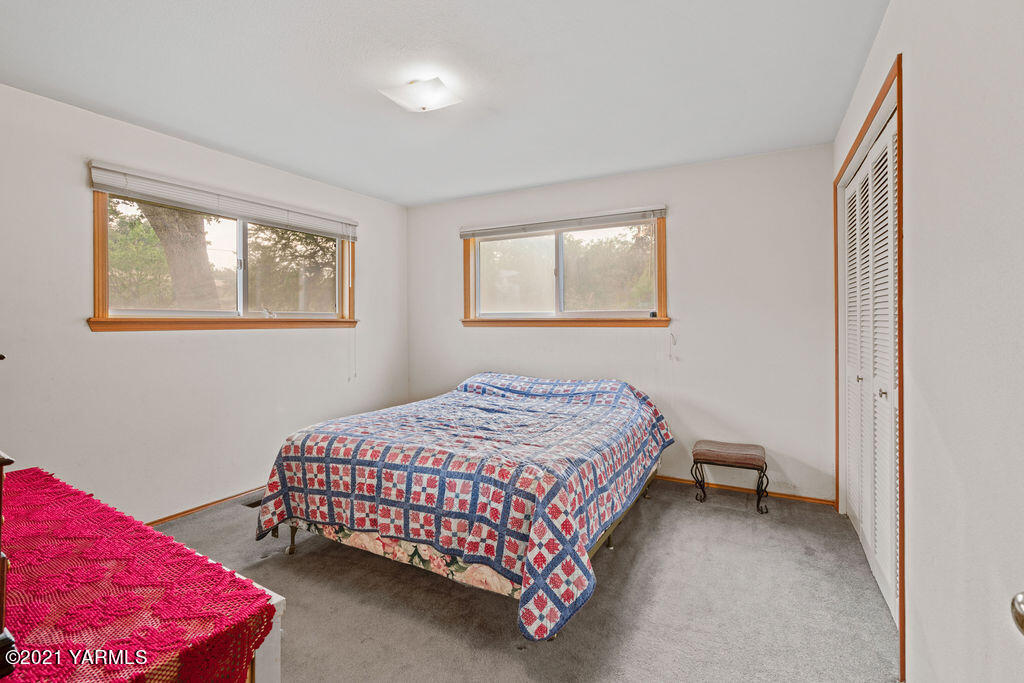 11417 Summitview Road Yakima, WA 98908 - Photo 21 of 26 a bedroom with a bed and a window