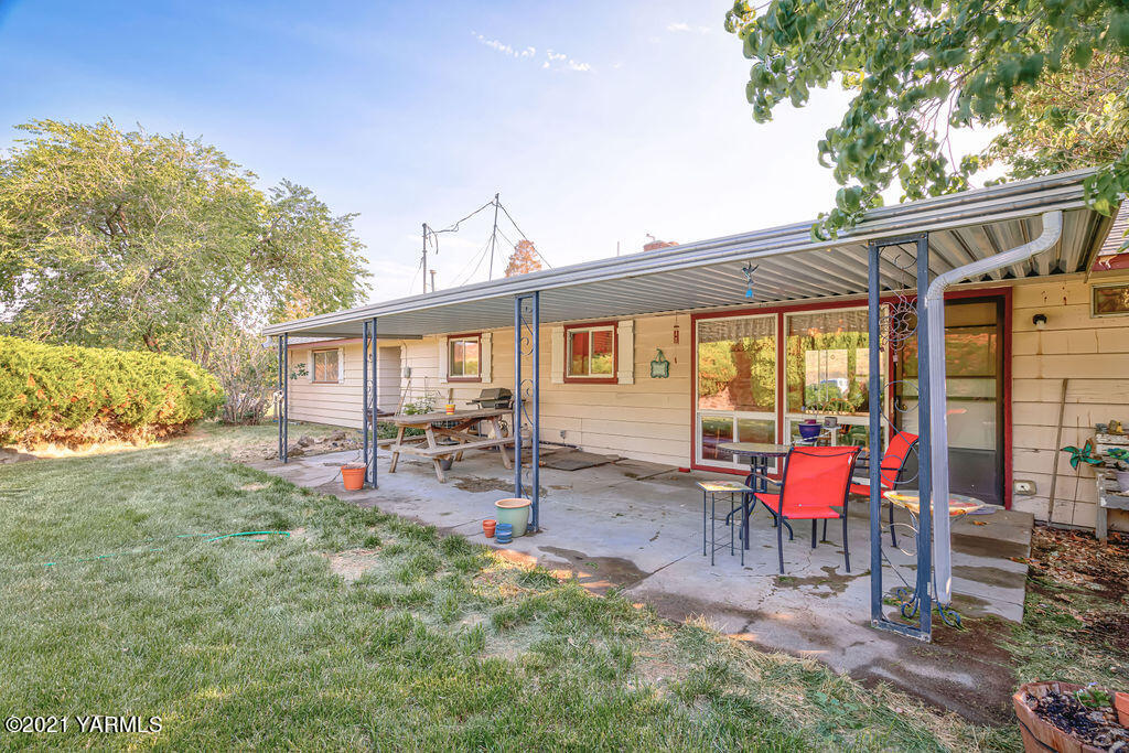 11417 Summitview Road Yakima, WA 98908 - Photo 23 of 26 a view of a house with backyard and sitting area