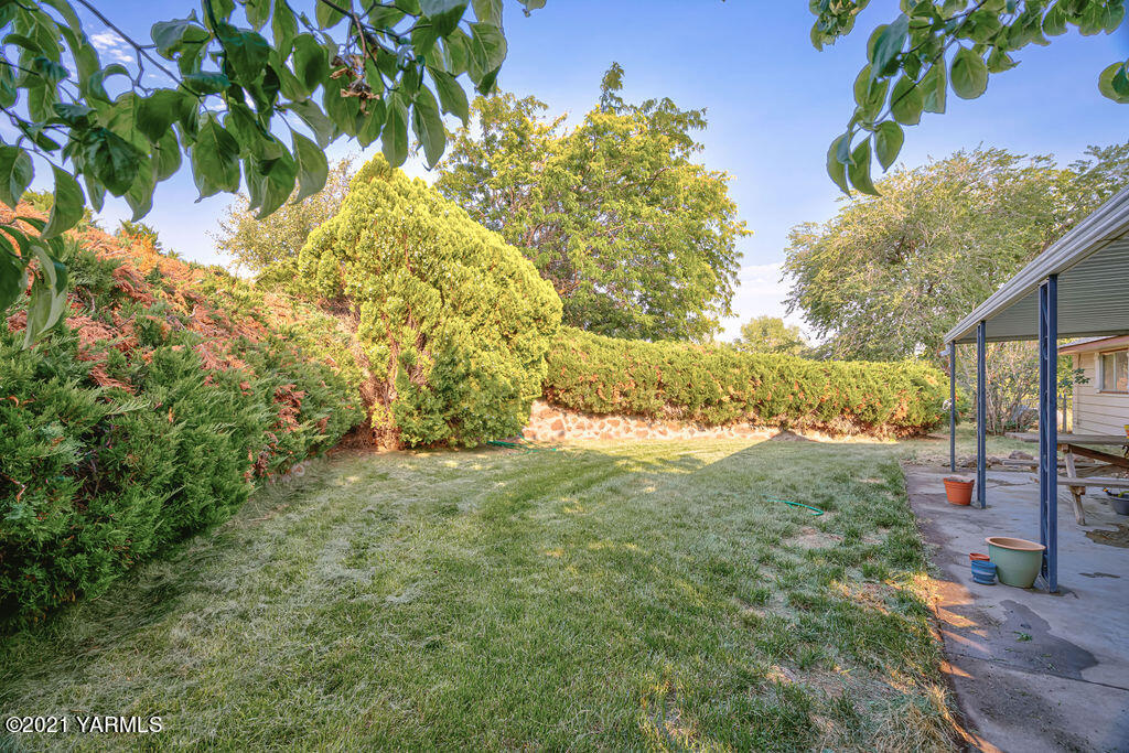 11417 Summitview Road Yakima, WA 98908 - Photo 24 of 26 a view of a yard with plants and large trees