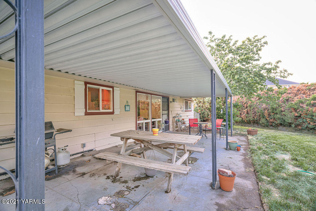 11417 Summitview Road Yakima, WA 98908 - Photo 25 of 26 a view of a patio with dining table and chairs under an umbrella