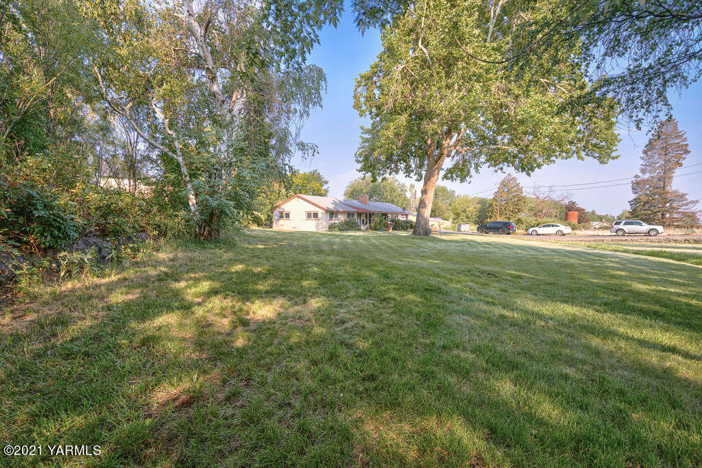 11417 Summitview Road Yakima, WA 98908 - Photo 26 of 26 a view of a field with large trees