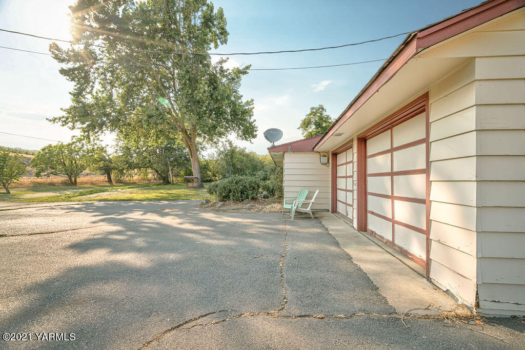 11417 Summitview Road Yakima, WA 98908 - Photo 4 of 26 a view of a yard with a house