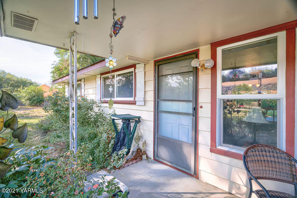 11417 Summitview Road Yakima, WA 98908 - Photo 6 of 26 a front view of a house with a porch