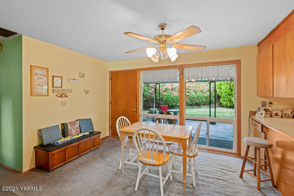 11417 Summitview Road Yakima, WA 98908 - Photo 10 of 26 a living room with furniture and a large window