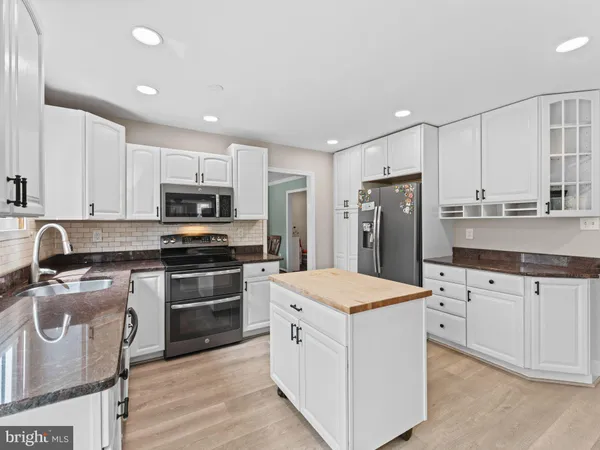 $675,000 | 8 Foxwood Lane, Medford, NJ 08055