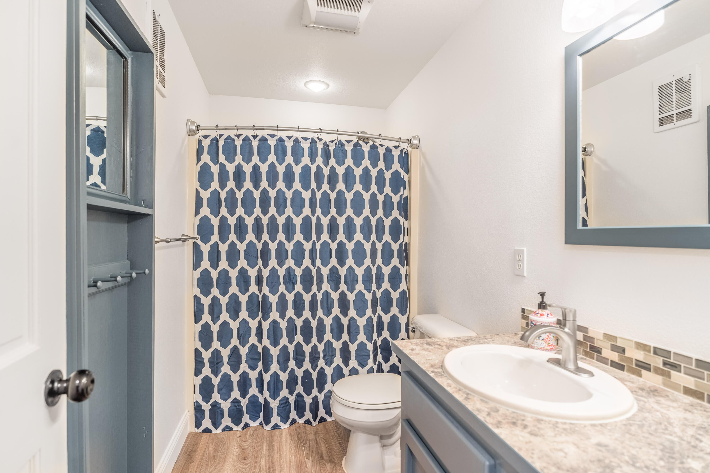 55726 Swan Road Bend, OR 97707 - Photo 11 of 31 Full Bathroom