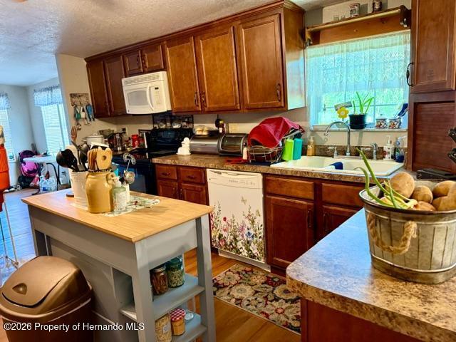 11340 Southwest 28th Way Webster, FL 33597 - Photo 6 of 38 Overhead lighting and nice cabinets