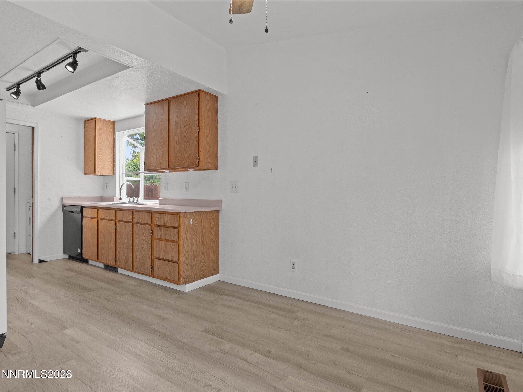 435 Barrel Street Wadsworth, NV 89442 - Photo 8 of 27 435 kitchen dining
