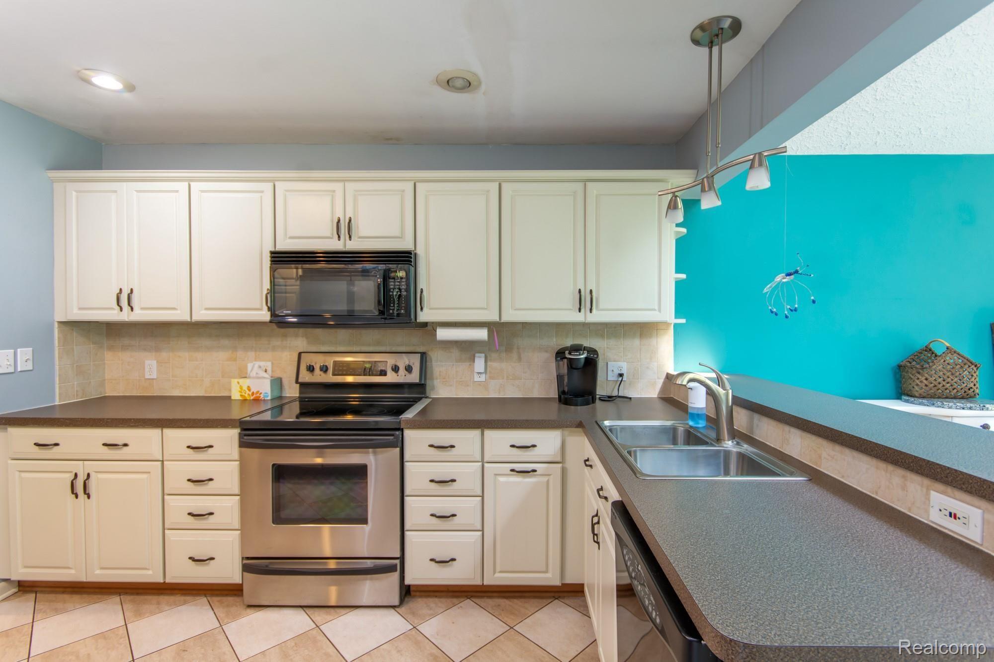 3313 Sunnylane Lansing, MI 48906 - Photo 13 of 21 DSC_1689enf.jpg