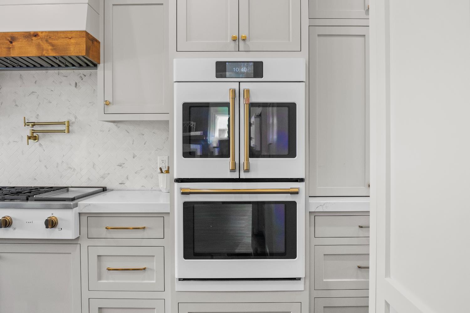 637 Rebekah Court Ripon, CA 95366 - Photo 21 of 69 Double ovens, GE Cafe French door on top