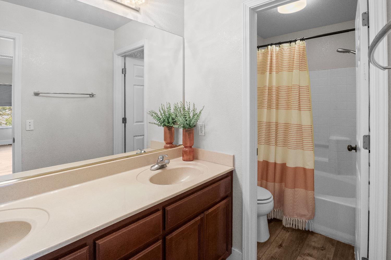 637 Rebekah Court Ripon, CA 95366 - Photo 39 of 69 Full bathroom 2, upstairs