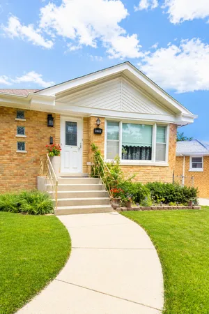 $369,999 | 10616 Essex Street, Westchester, IL 60154