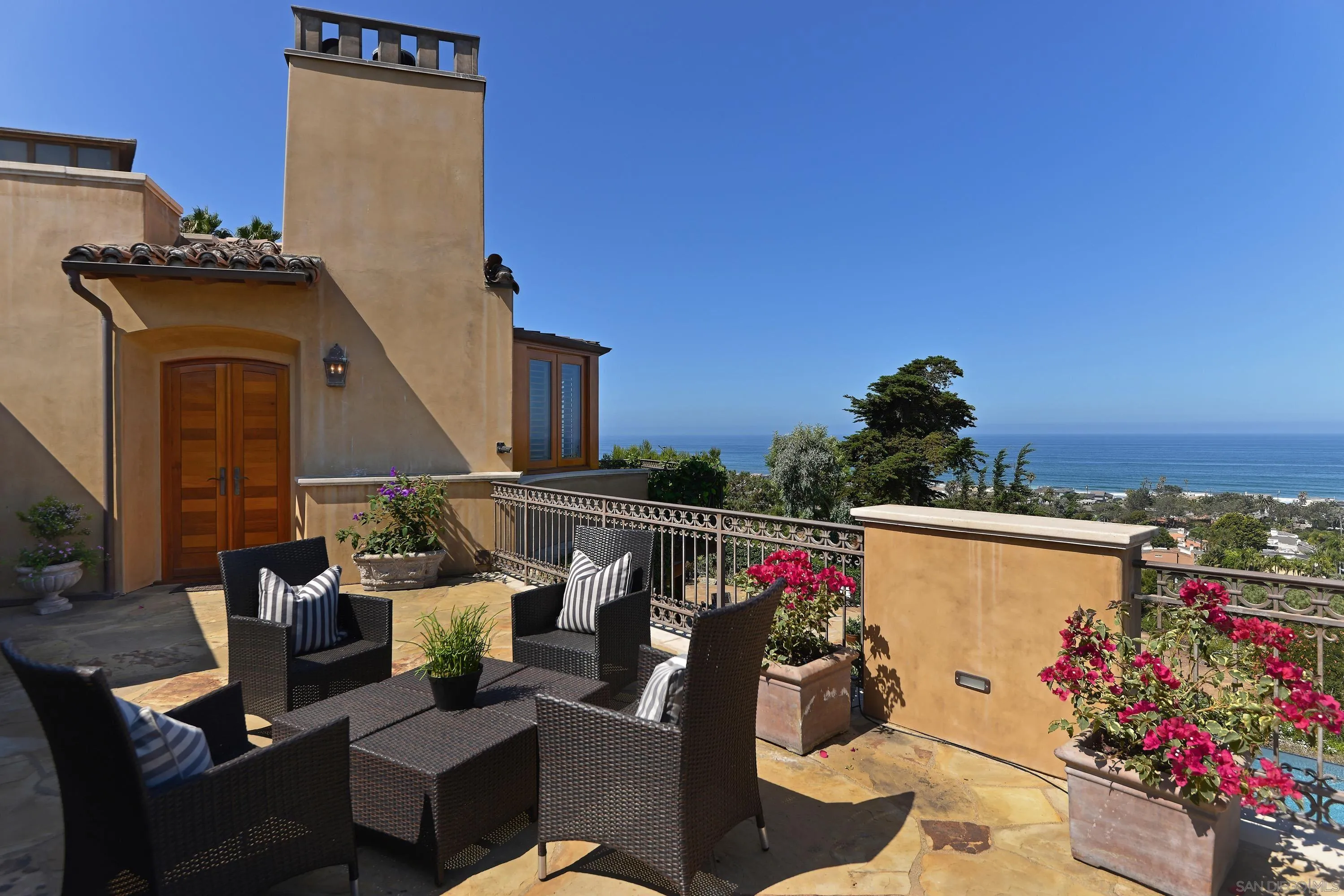 2116 Balboa Avenue Del Mar, CA 92014 - Photo 20 of 33 a view of living room with furniture and flowers