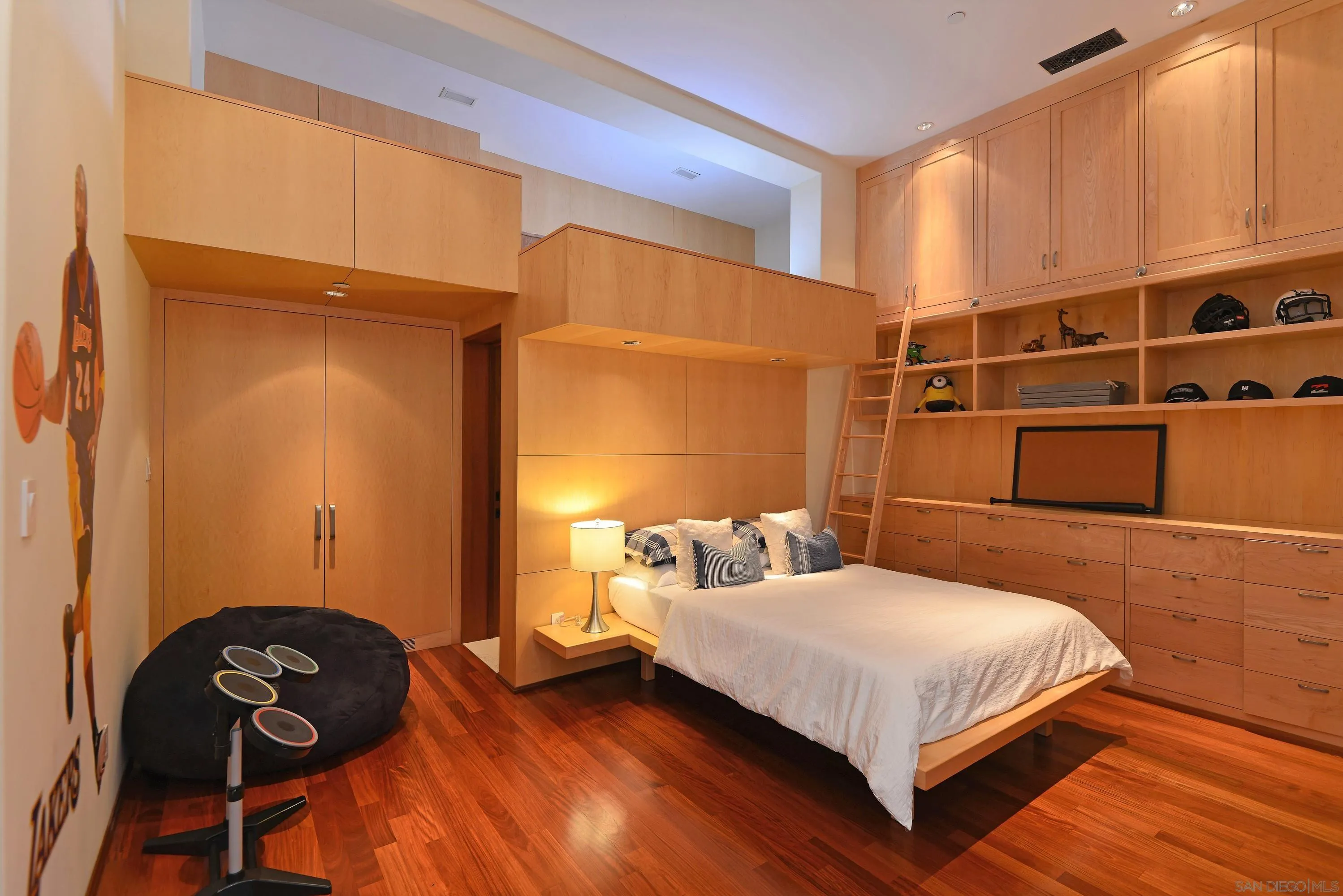 2116 Balboa Avenue Del Mar, CA 92014 - Photo 23 of 33 a bedroom with a bed and cabinets