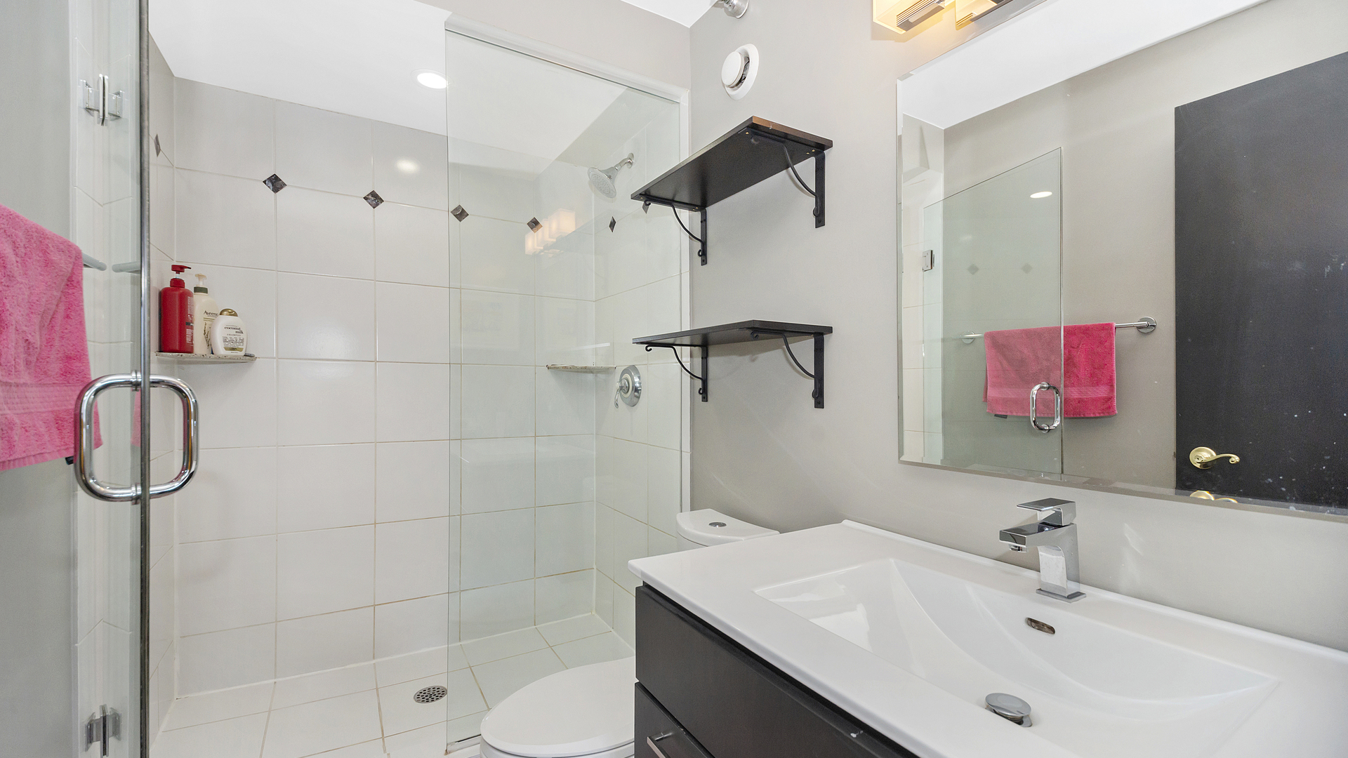 1122 North Clark Street, Unit 3808 Chicago, IL 60610 - Photo 21 of 29 a bathroom with a sink shower and a mirror