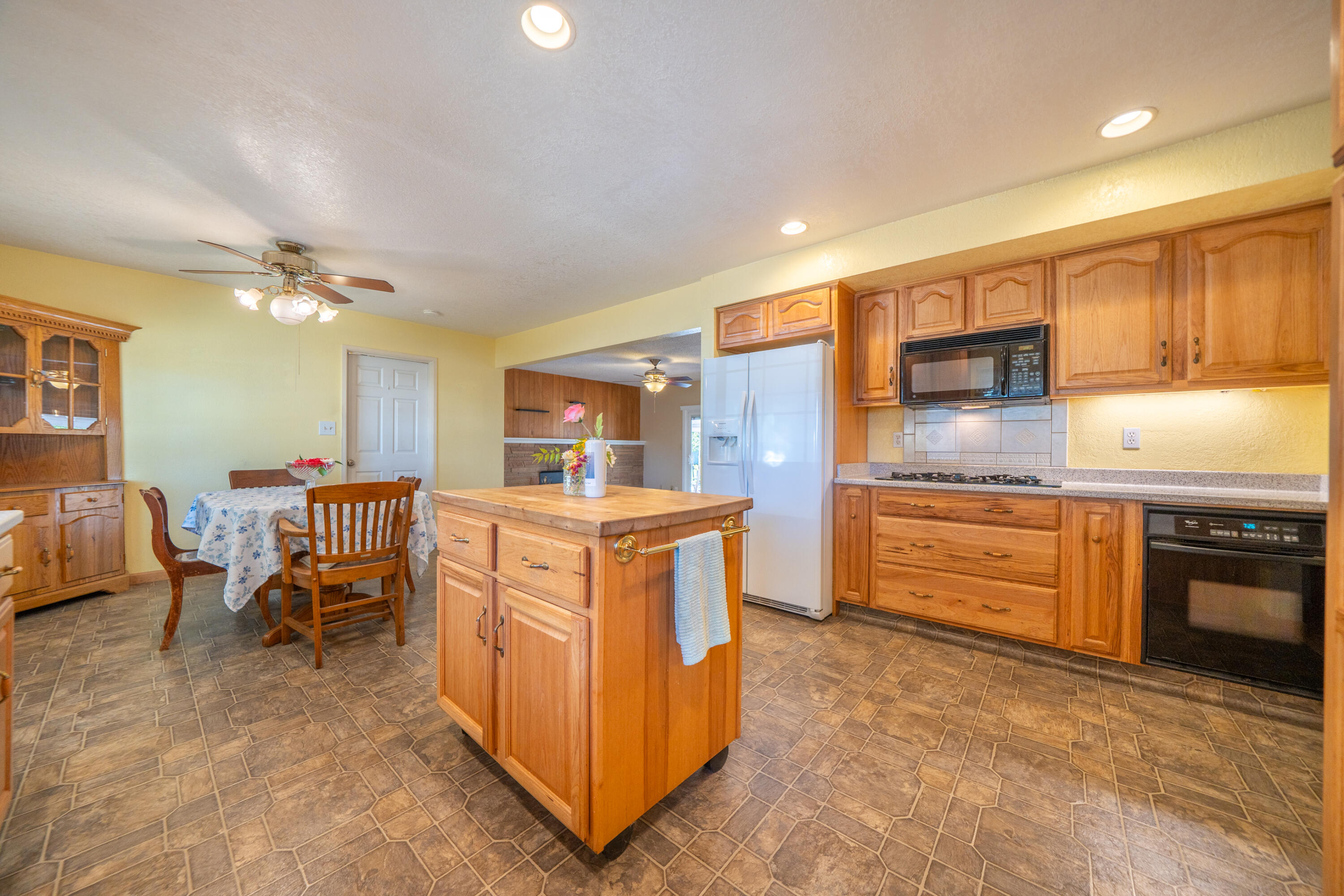 6908 Riata Drive Redding, CA 96002 - Photo 11 of 58 6908 Riata Dr-21