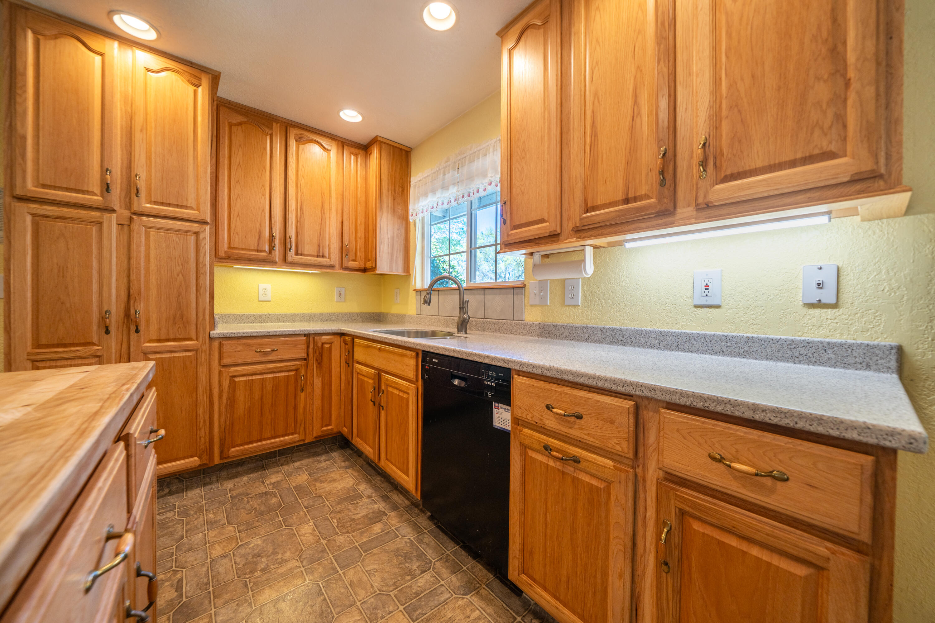 6908 Riata Drive Redding, CA 96002 - Photo 26 of 58 6908 Riata Dr-19