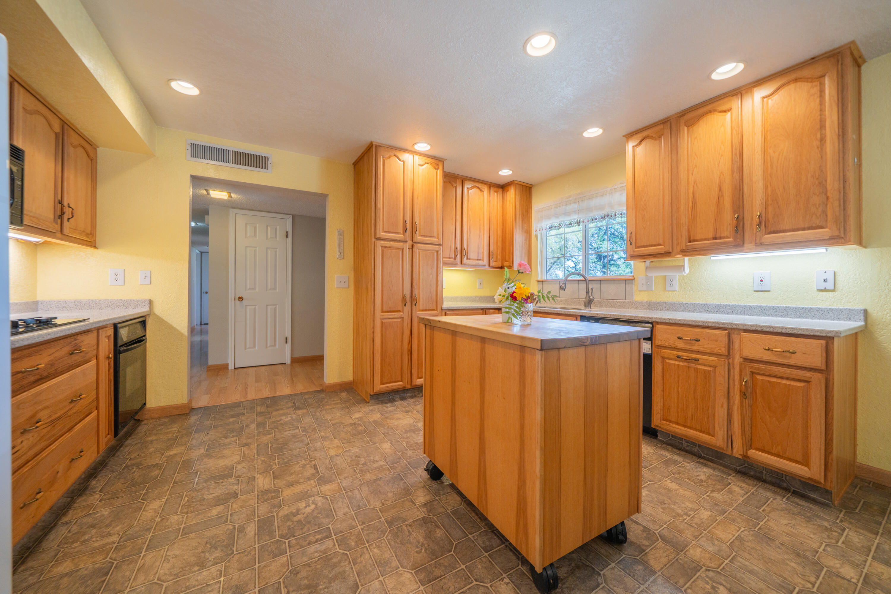 6908 Riata Drive Redding, CA 96002 - Photo 9 of 58 6908 Riata Dr-18