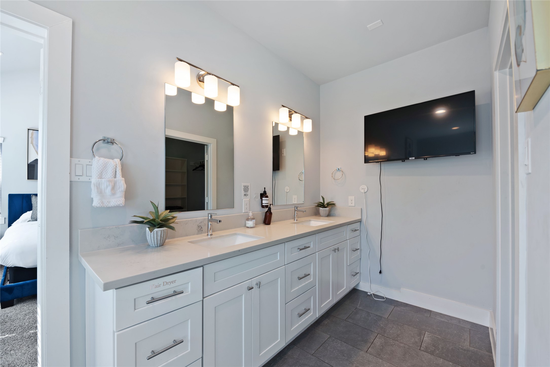 3365 Daphne Street Houston, TX 77021 - Photo 16 of 26 a spacious bathroom with a double vanity sink and a mirror
