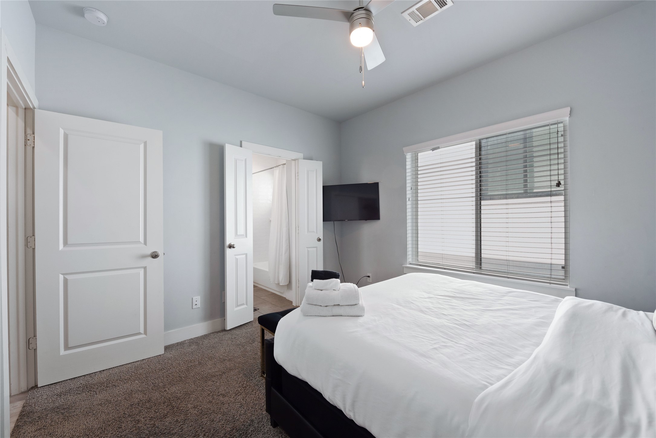 3365 Daphne Street Houston, TX 77021 - Photo 20 of 26 a large white bed in a white room