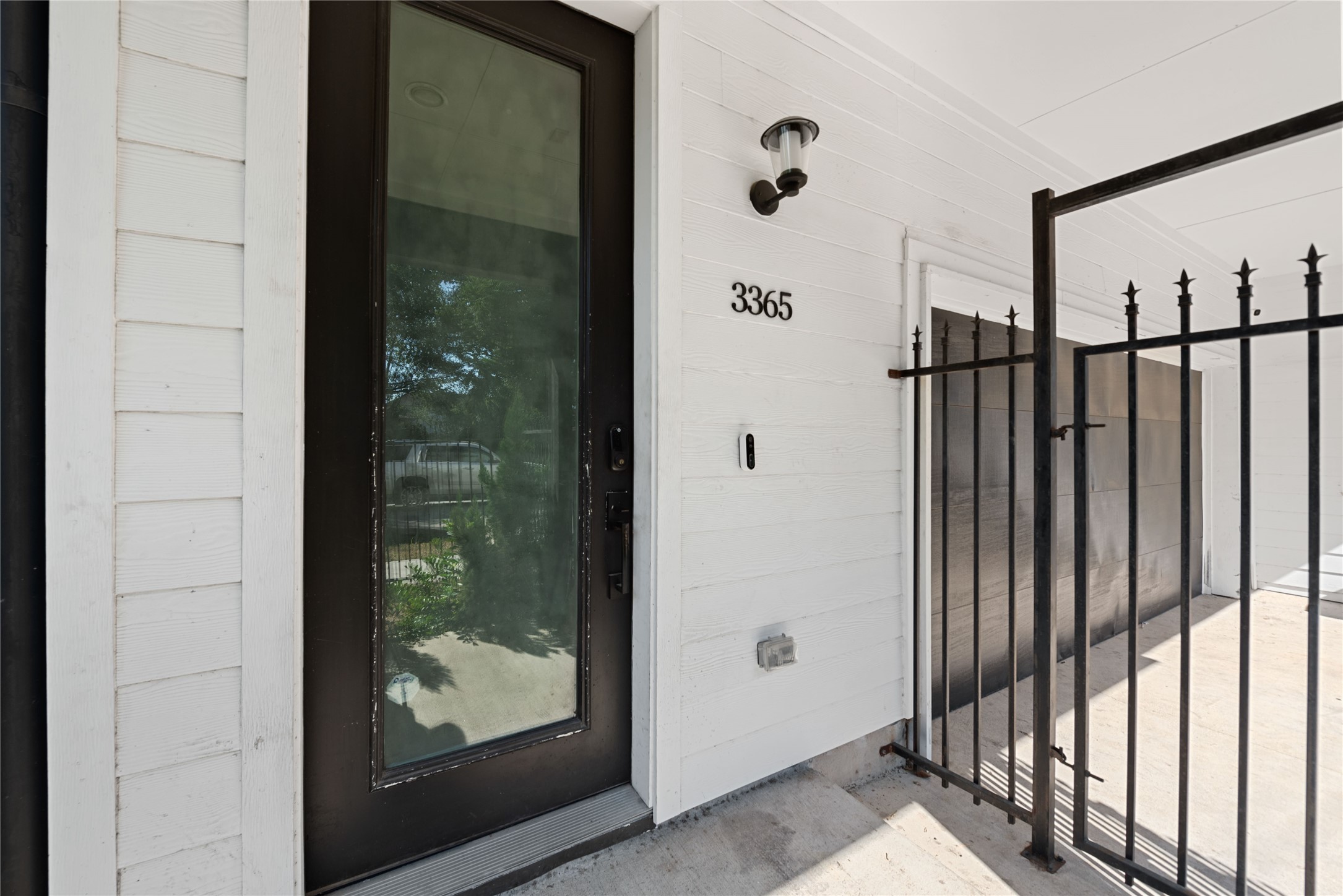 3365 Daphne Street Houston, TX 77021 - Photo 2 of 26 a view of a glass door with a glass door