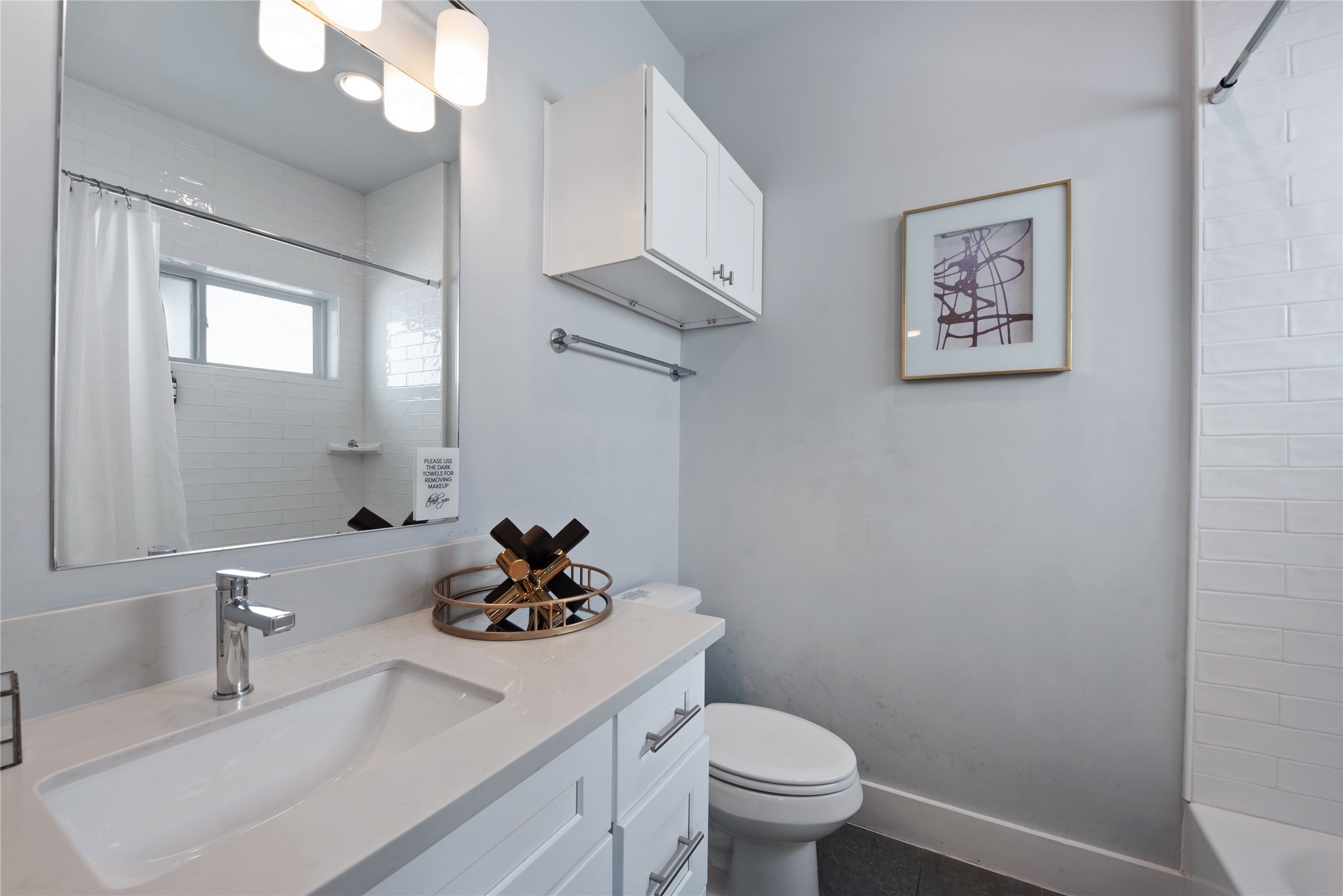 3365 Daphne Street Houston, TX 77021 - Photo 21 of 26 a bathroom with a sink a toilet and mirror