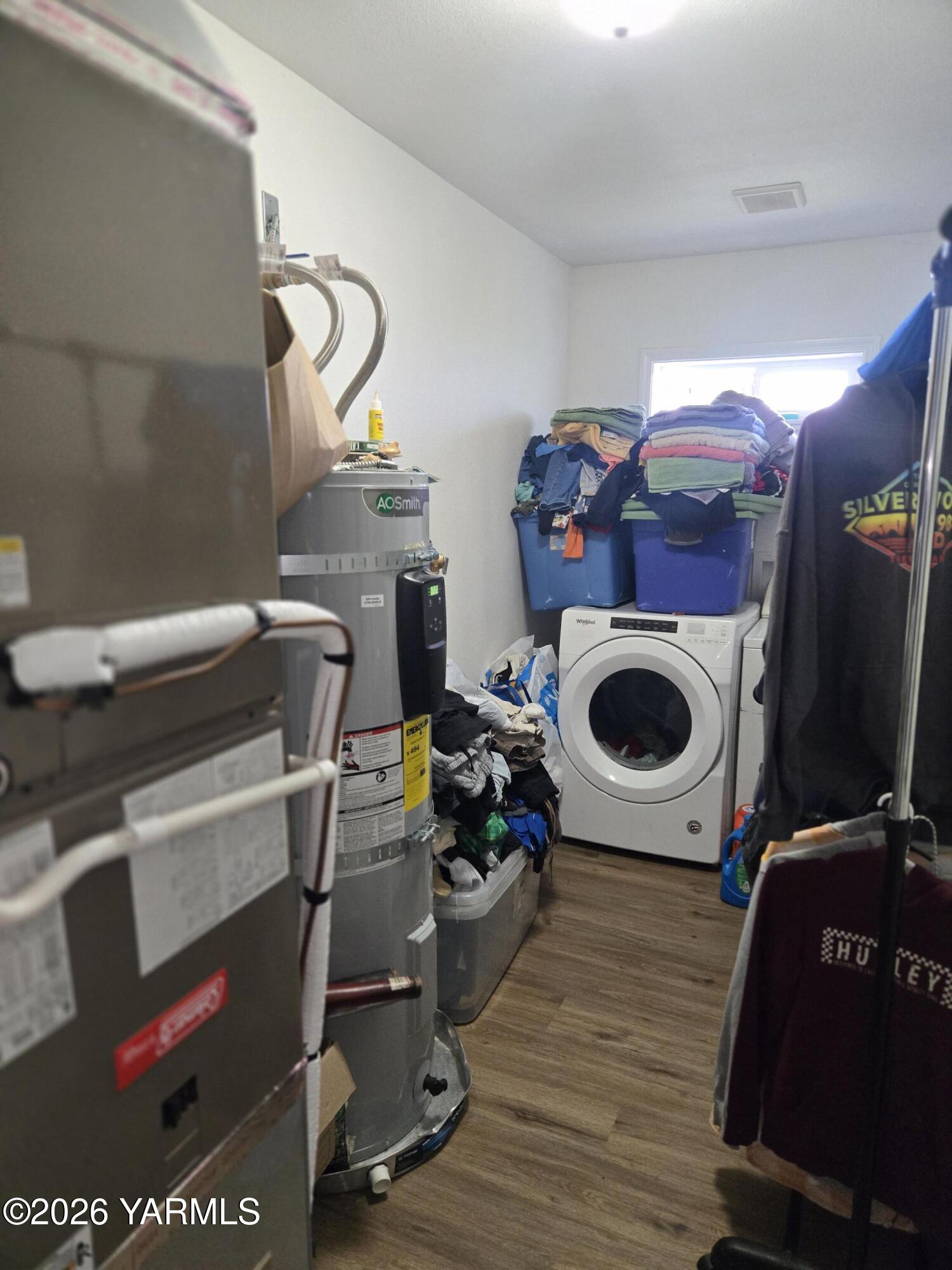 208 North Chestnut Street Toppenish, WA 98948 - Photo 10 of 10 a room with storage and utility