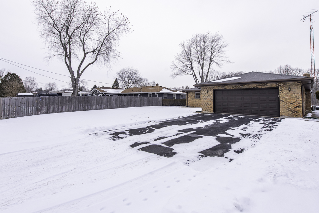 2009 Kedron Boulevard Zion, IL 60099 - Photo 29 of 30 a view of a backyard of snow