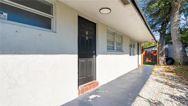 $1,900 | 32 Southwest 9th Street, Unit 2, Hallandale Beach, FL 33009