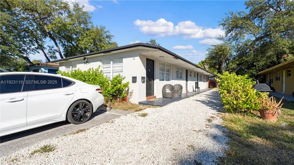 $1,900 | 32 Southwest 9th Street, Unit 2, Hallandale Beach, FL 33009