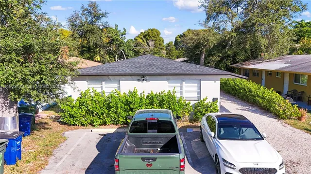 $2,000 | 32 Southwest 9th Street, Unit 2, Hallandale Beach, FL 33009