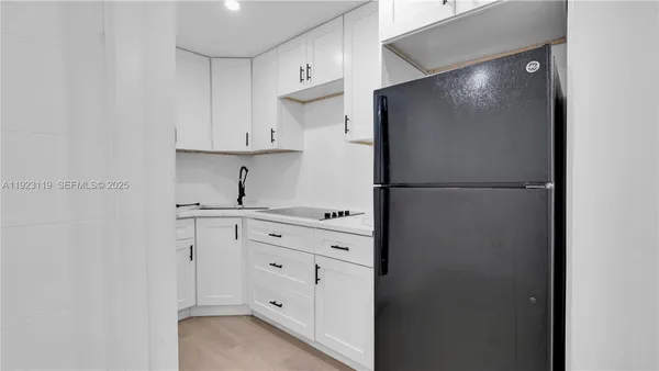 $1,900 | 32 Southwest 9th Street, Unit 2, Hallandale Beach, FL 33009