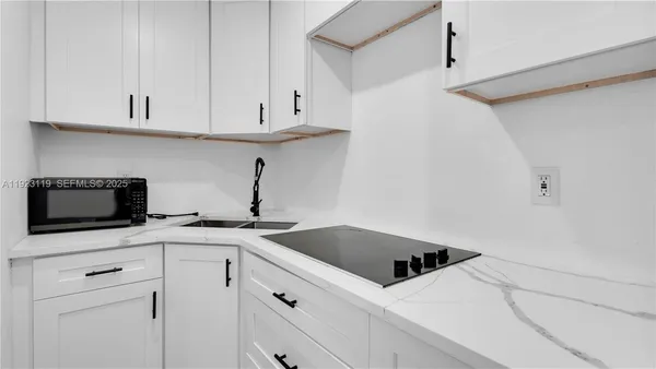 $1,900 | 32 Southwest 9th Street, Unit 2, Hallandale Beach, FL 33009