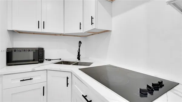 $1,900 | 32 Southwest 9th Street, Unit 2, Hallandale Beach, FL 33009